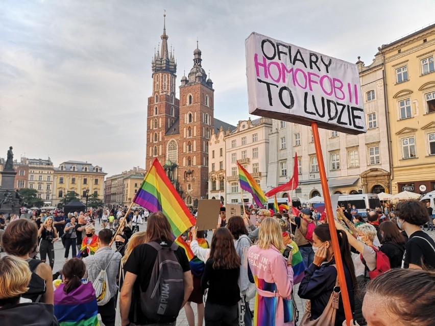 Kraków. Na Rynku manifestowali zwolennicy i przeciwnicy LGBT [ZDJĘCIA]