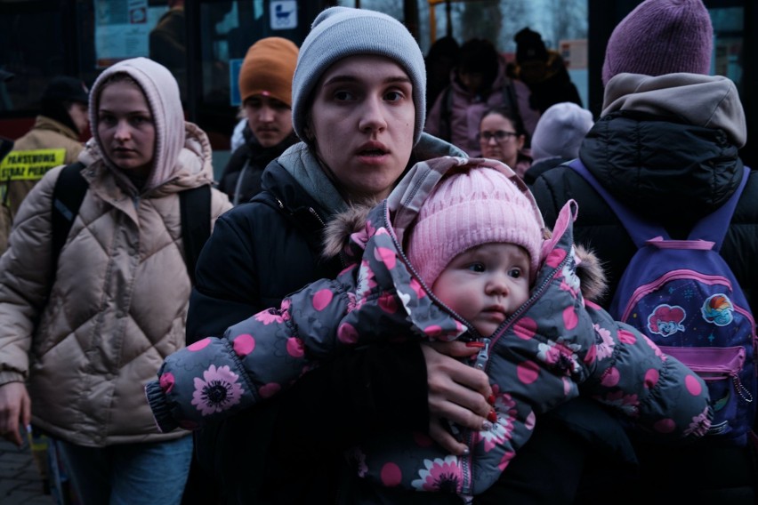 Tysiące uchodźców wojennych z Ukrainy w Hali Kijowskiej w Młynach koło Korczowej [ZDJĘCIA]