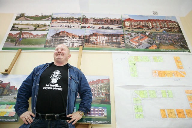 Krzysztof Browiński, współwłaściciel spółki „Własny dom” z dumą prezentuje plany inwestycyjne