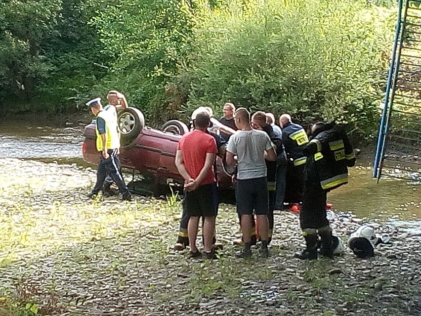 Sękowa. Wypadek na drodze wojewódzkiej. Samochód osobowy przełamał bariery na moście i wpadł do rzeki. Droga jest zamknięta!