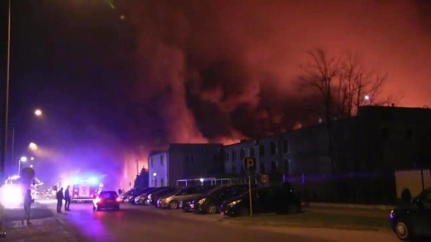 Pożar fabryki mebli w Turku gasiły 42 zastępy straży...