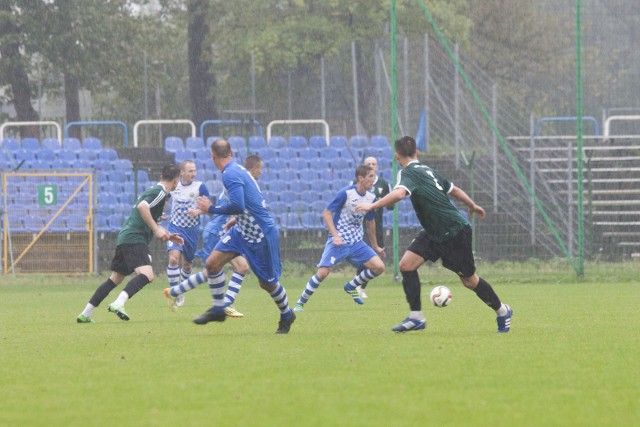 Piłkarze Hutnika (biało-niebieskie stroje) w deszczu grali już tydzień temu z Górnikiem Wieliczka