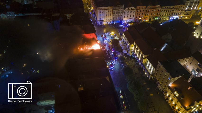 Pożar pałacu w centrum Świdnicy. Ewakuacja mieszkańców i...