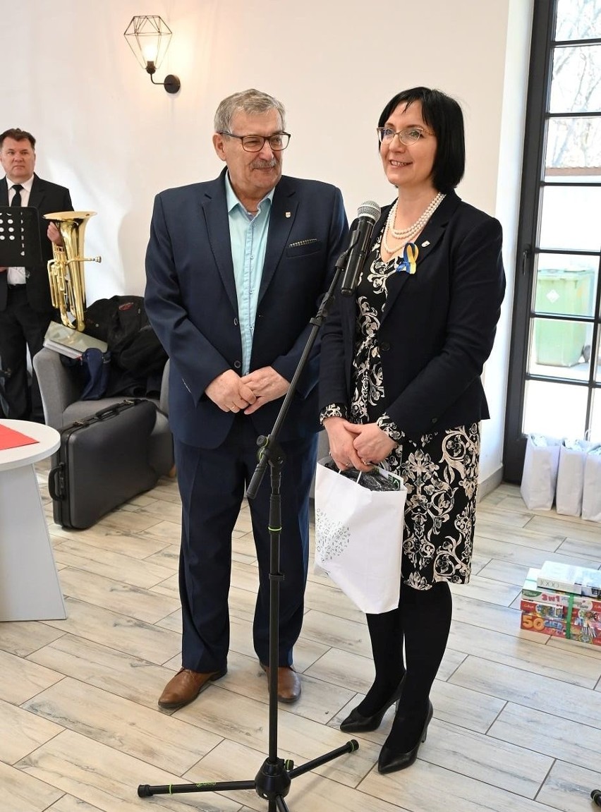Magdalena Majewska, burmistrz Kępic, składa gratulacje...