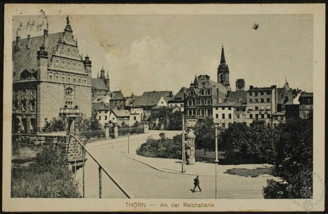 Nowy Gmach Banku Rzeszy w Toruniu sfotografowany z wysokości Bramy Bydgoskiej, której fragment widać na pierwszym planie.