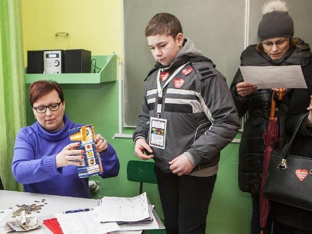 Liczenie zawartości pierwszych puszek rozpoczęto w Działoszycach już w niedzielne południe.