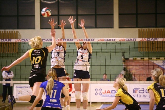 Siatkarki Jadaru AZS Politechniki Radom mimo porażki 0:3 z Piecobiogaz Murowana Goślina zachowały szanse na miejsce w play off