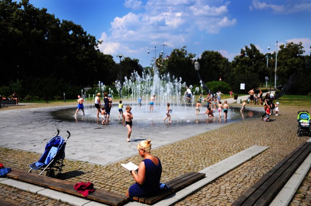 Fontanna Cosmopolis podczas upałów.W gorące dni fontanna staję się namiastką miejskiego basenu w centrum miasta.