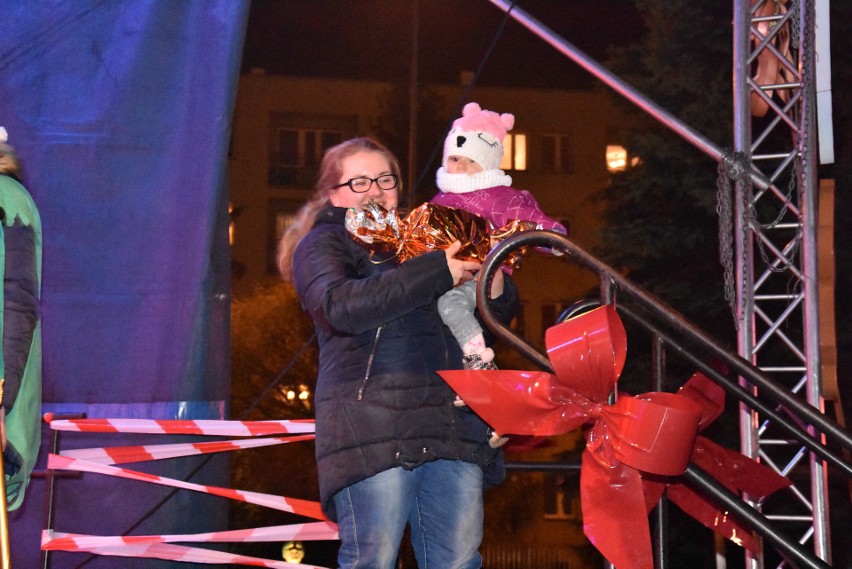 Chrzanów. Św. Mikołaj rozdawał dzieciom prezenty. Pokazy taneczne i fireshow [ZDJĘCIA]