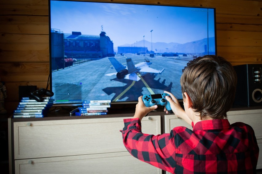 Szokujące wyniki badań w USA: Nastolatkowie "przyspawani" do ekranów. To rujnuje ich zdrowie 