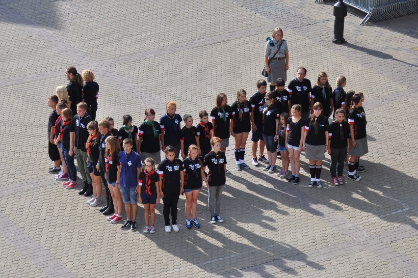 Szczecinek i Godzina "W": Flash mob harcerzy [zdjęcia, wideo]