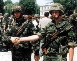Uzbrojenie i umundurowanie polskich i ukraińskich żołnierzy uczestniczących w misji KFOR różni się tylko... naszywkami na rękawach. Pełniąc służbę w Kosowie, tworzą "one team".