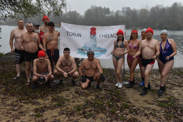 Przez najbliższe miesiące w każdy weekend w Zalesiu spotykać się będą morsy, by zadbać o zdrowie i dobre samopoczucie i miło spędzić czas w gronie znajomych. Obecny sezon na morsowanie już trwa, o czym przekonaliśmy się w tę sobotę. Zobaczcie naszą relację z morsowania w jeziorze!