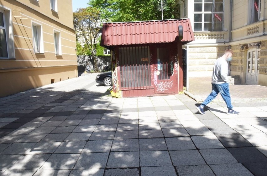 Ten kiosk niszczeje i szpeci deptak - twierdzą...