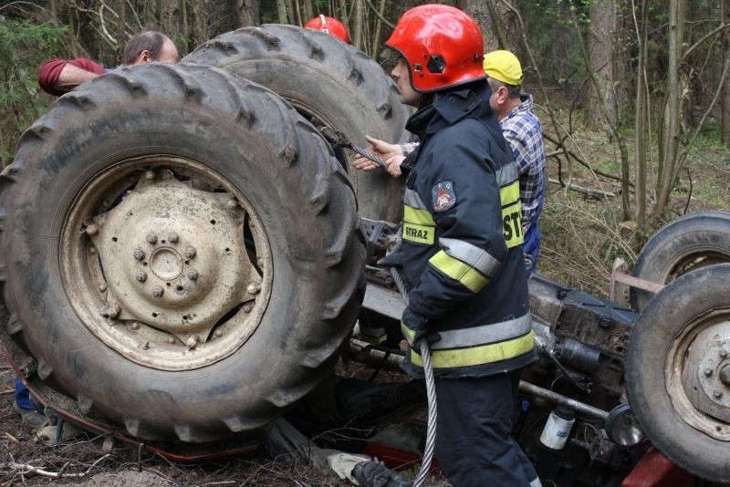 Wypadek pod Oleckiem. Ciągnik przygniótł mężczyznę