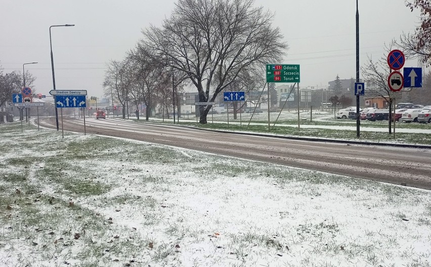 Osiedlowe uliczki są zasypane, a na głównych drogach w...