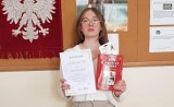 Julia z kazimierskiej „jedynki” odebrała nagrodę za wyróżnienie w ogólnopolskim konkursie. Jaka pracę przygotowała? Zobaczcie zdjęcia 