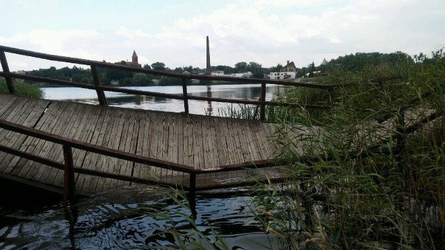 Stan mostu na jeziorze Zamkowym pogorszył się wiosną. Wtedy został on wyłączony z użytkowania. 