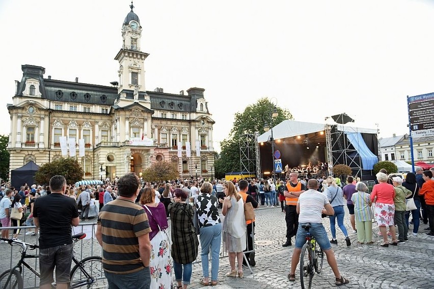 Nowy Sącz. Imieniny Miasta z gwiazdami: Kasia Moś, Wojtek Cugowski, Beata Rybotycka, Konrad Imiela i inni na sądeckim Rynku [ZDJĘCIA]