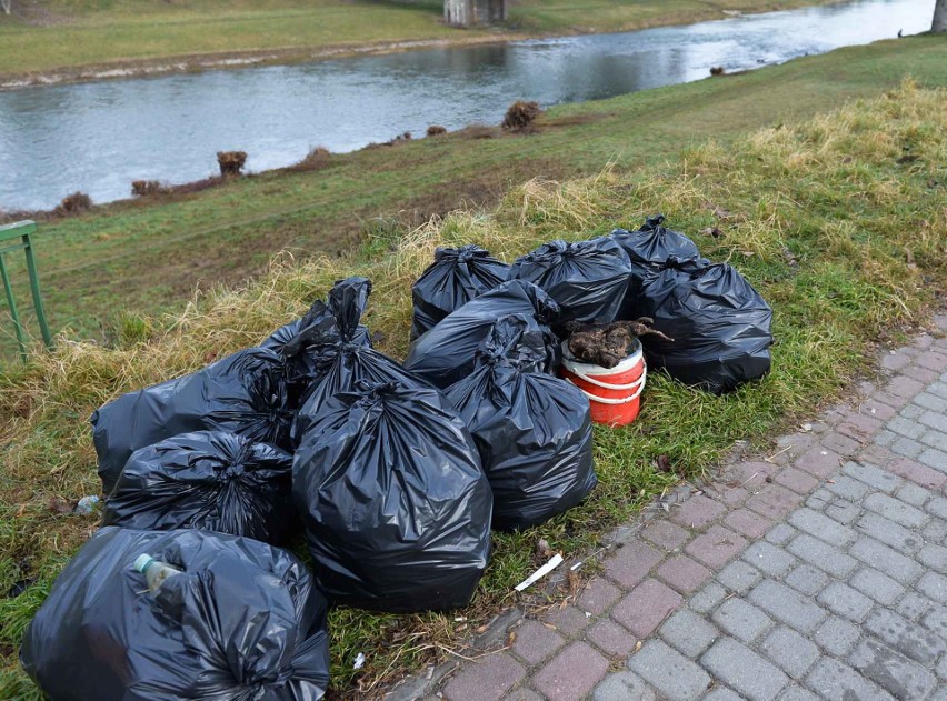 Osadzeni z Zakładu Karnego w Medyce sprzątają dzikie...