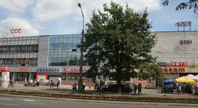 Kwadraty, tak popularnie nazywają częstochowianie niewielki placyk w centrum miasta na rogu alei Wolności i alei Najświętszej Maryi Panny w Częstochowie.