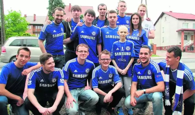 Delegacja True Blues Poland, oficjalnego polskiego fanklubu drużyny Chelsea z Krakowa, Kielc, Zakopanego odwiedziła we wtorek Michała Białackiego w jego domu w Piekoszowie.