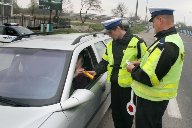 Trzeźwość oraz stan techniczny pojazdów sprawdzali wczoraj policjanci z radomskiej drogówki: sierżant Radosław Gryz (z prawej) i posterunkowy Rafał Sowa.