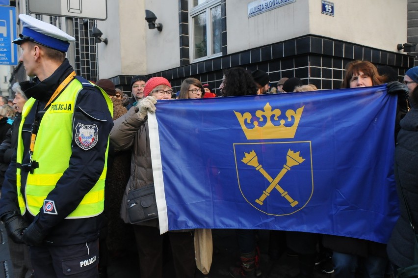 Demonstracja KOD-u w obronie wolności mediów w Krakowie.