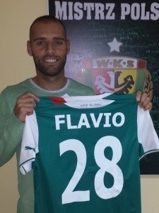 Flavio prezentujący dumnie swoją koszulkę