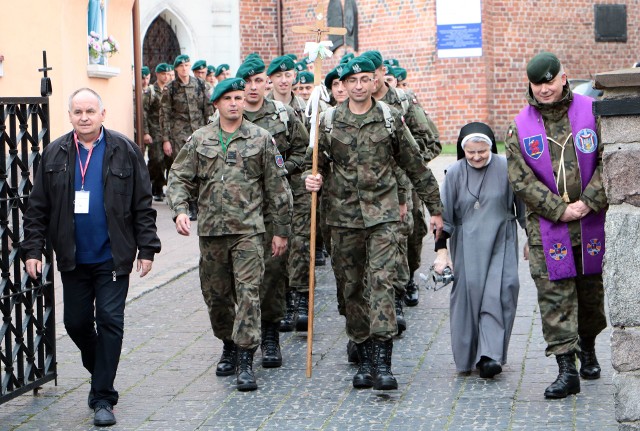 Marsz pokoju", w piątek wieczorem rozpoczął XXXII Tydzień Kultury Chrześcijańskiej z Grudziądzu. Uczestnicy marszu przeszli z grudziądzkiej bazyliki do kaplicy w Wielkich Lniskach. Po drodze modlili się "o spokój w sercu, rodzinie, mieście, kraju i na świecie".