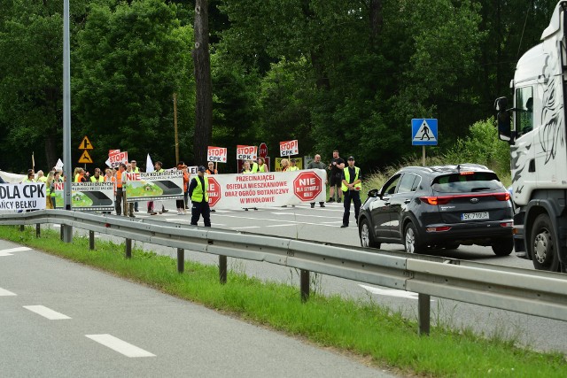 Protest przeciwko budowie linii kolejowej do CPK w Mikołowie. Zobacz kolejne zdjęcia. Przesuwaj zdjęcia w prawo - naciśnij strzałkę lub przycisk NASTĘPNE