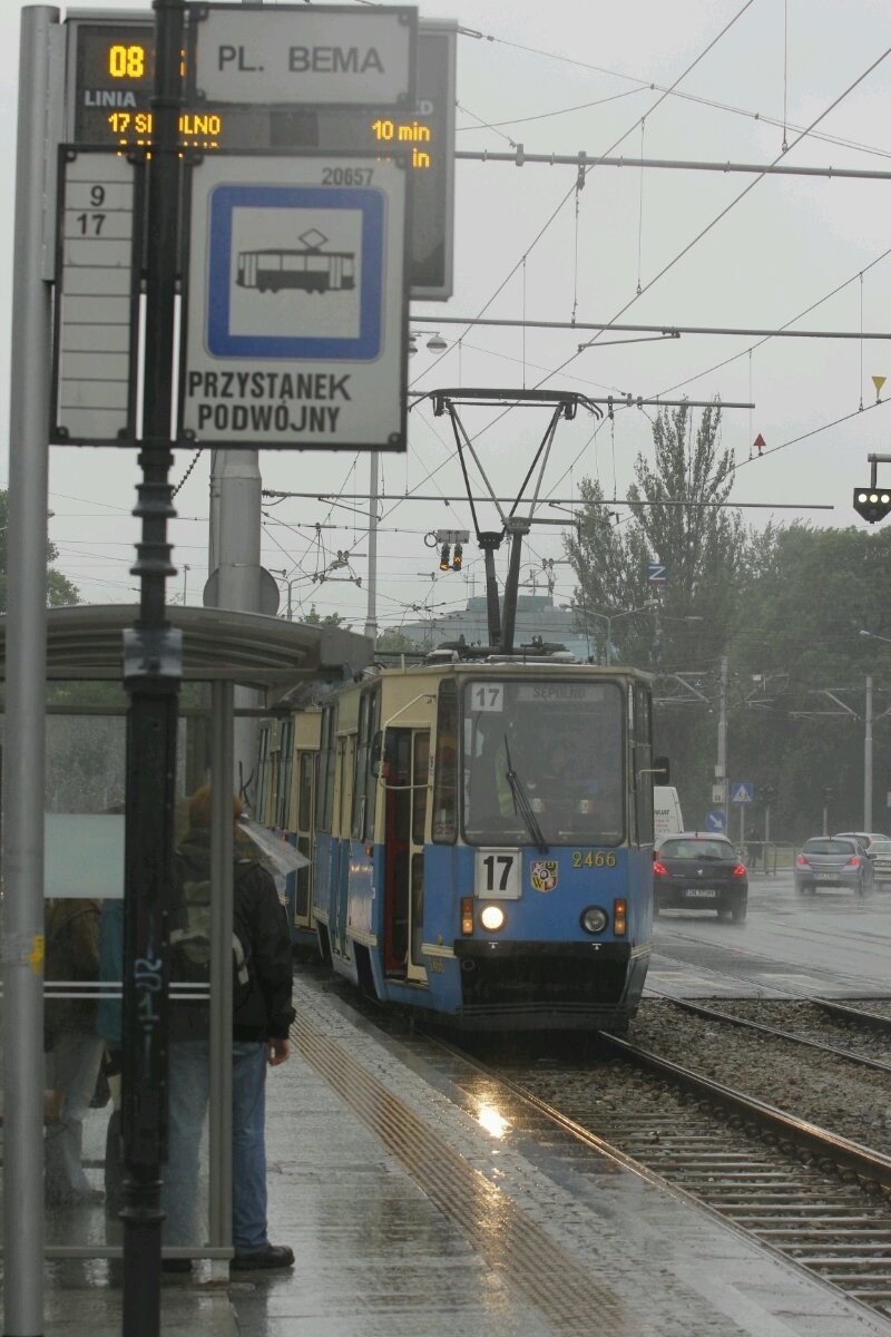 Wrocław: Wypadek na Sienkiewicza. Tramwaj potrącił pieszego (ZDJĘCIA)