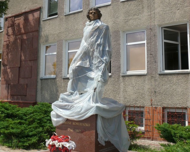 Pomnik Tadeusz Kościuszki przed budowlanką.