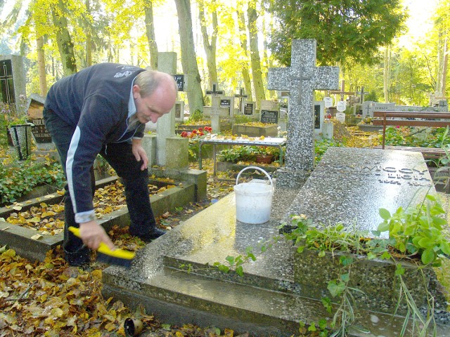 Jerzy Konwicki czyścił pomnik rodziców m.in. gąbką zanurzaną w wodzie z proszkiem.