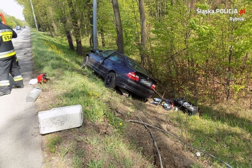 Wypadek BMW w Rybniku. Auto rozbiło się na drzewie. W środku kobieta w ciąży i dziecko ZDJĘCIA