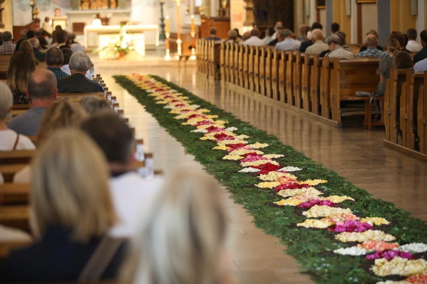 Kraków. Dywan ułożony z kwiatów parafian mogą podziwiać wierni w Opactwie Cystersów w Mogile
