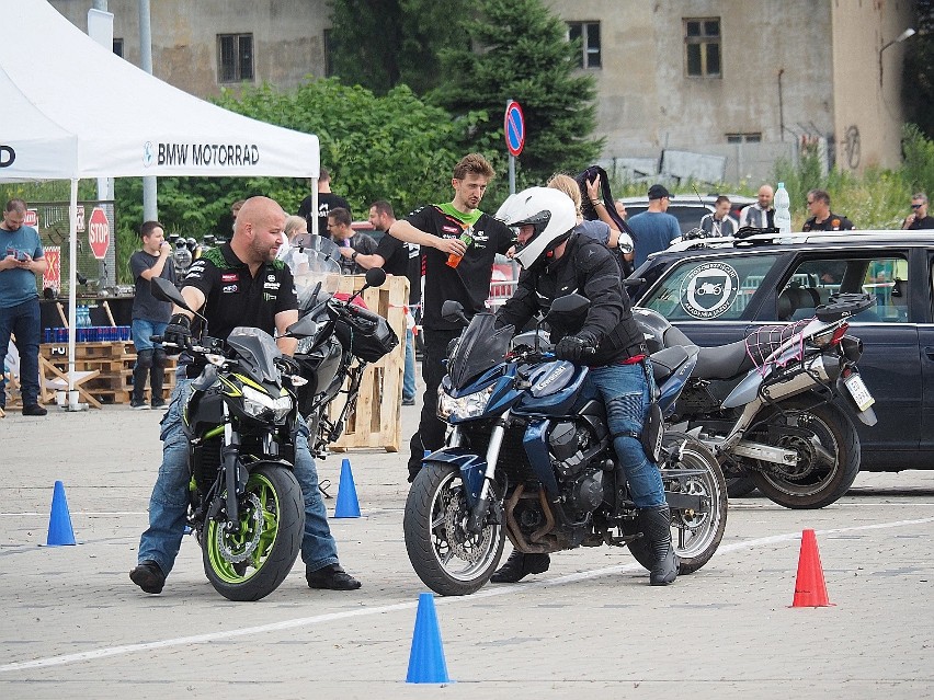 Motocyklowy show przed Moto Areną Łódź przyciągnął miłośników dwóch kół. 10. rocznica Forum Łódzkich Motocyklistów