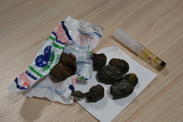 Zamiast śliwek w czekoladzie strażnik znalazł marihuanę. To nie pierwszy przemyt narkotyków w Areszcie Śledczym w Białymstoku.
