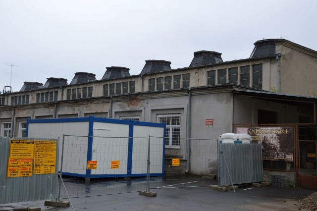 Dawne szkolne warsztaty w szkole przy ulicy Hutniczej wymagają dużego remontu, unijne dofinansowanie pomoże stworzyć w ich wnętrzu  muzeum Centralnego Okręgu Przemysłowego