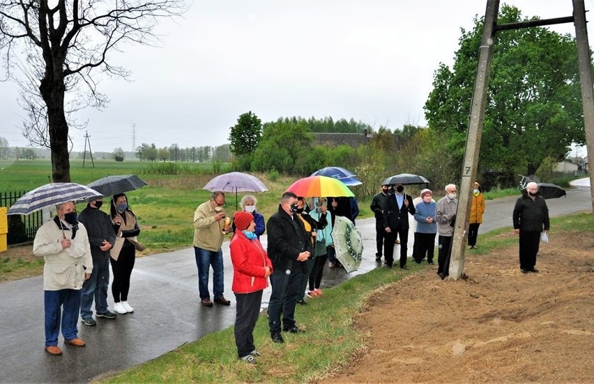 Obierwia. W 75. rocznicę tragedii w gminie Lelis uroczyście poświęcono kamienną tablicę, upamiętniającą tamte wydarzenia