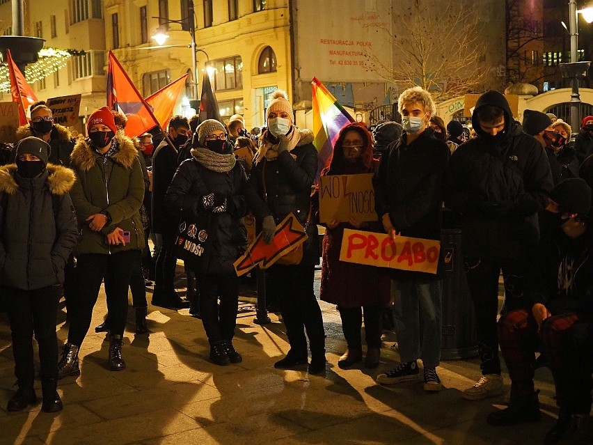 STRAJK KOBIET! W Łodzi w środę odbył się protest. 27 stycznia Trybunał Konstytucyjny opublikował uzasadnienie wyroku ws. aborcji