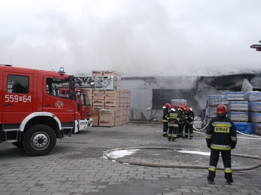 Wielki pożar w Miękini: Paliła się duża hurtownia, interweniowało aż 16 zastępów strażaków (ZDJĘCIA)