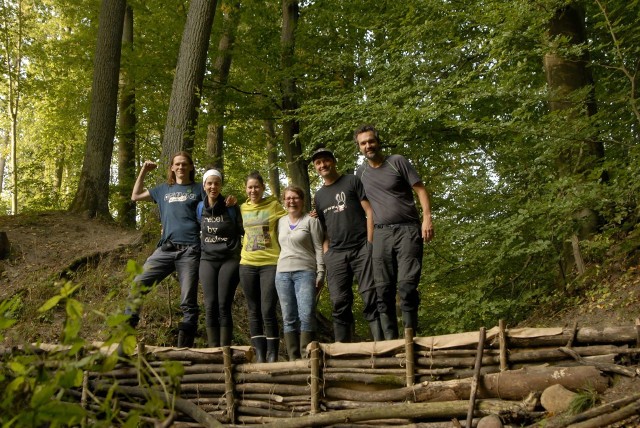 Poznańscy aktywiści proekologiczni dostrzegając problem wysychania jezior, mokradeł, torfowisk postanowili zatrzymać wodę w lasach. W jaki sposób? Wcielając się w rolę bobrów i budując tamy.