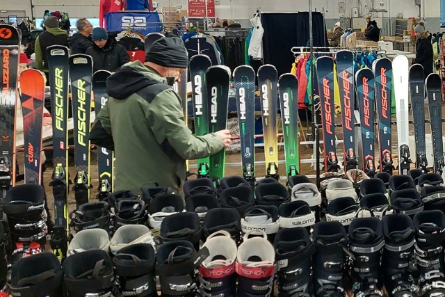 Nawet 7 na 10 Polaków deklaruje uprawianie sportów zimowych. Okazuje się, że liczba zwolenników wypożyczania sprzętu jest niewiele mniejsza niż grono osób skłonnych do kupowania sprzętu.