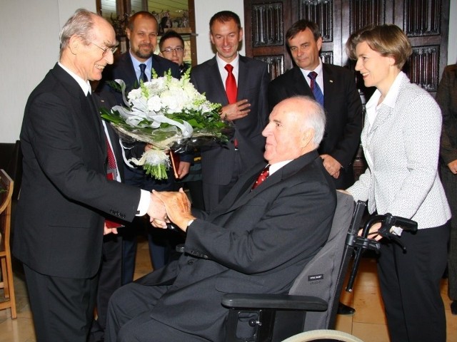 &#8211; Zobaczyłem w oczach Helmuta Kohla łzy radości &#8211; mówił abp Alfons Nossol. Na pierwszym planie od lewej: abp Alfons Nossol i Helmut Kohl z małżonką. W głębi Krzysztof Zyzik &#8211; redaktor naczelny nto, Norbert Rasch &#8211; lider TSKN, Bernard Gaida &#8211; przewodniczący VdG.