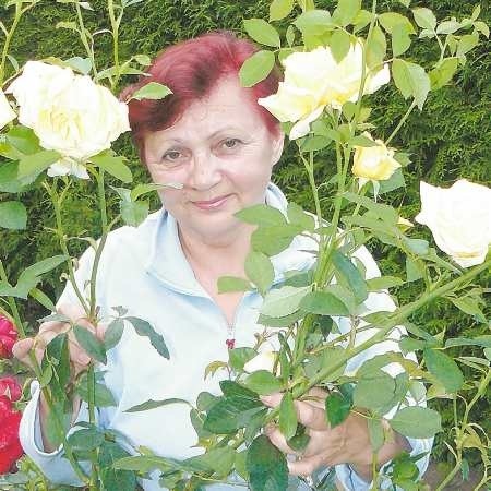 Lidia Woźniak ma 62 lata. Jest emerytowaną nauczycielką, działa w PTTK. Jest przewodnikiem i pilotem wycieczek, działa w miejscowym Uniwersytecie Trzeciego Wieku.