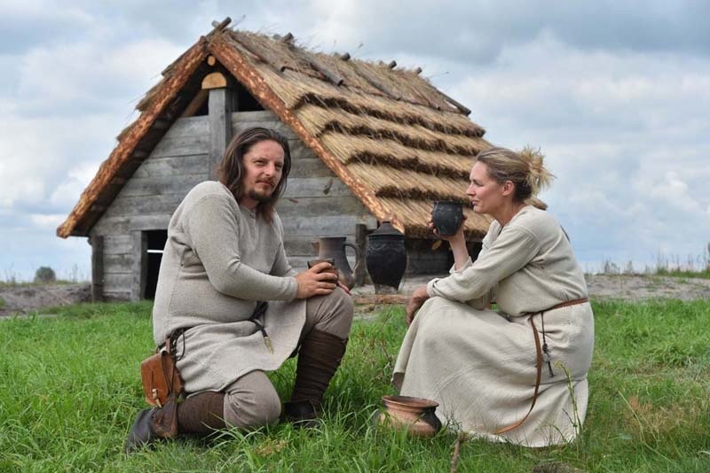 Rekonstrukcja chaty pochodzącej z X wieku oraz gliniane...