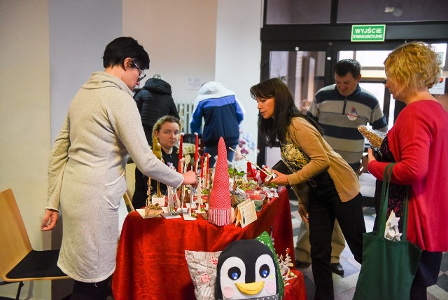 W poniedziałek (3 grudnia) obchodzimy Międzynarodowy Dzień Osób Niepełnosprawnych. W Urzędzie Marszałkowskim w Toruniu zorganizowano  połączoną z kiermaszem wystawę rękodzieła osób niepełnosprawnych pn. „My też potrafimy”. Poświęcona była  tematyce Bożego Narodzenia. Pojawiły się m.in. świąteczne dekoracje, ozdoby do domu i biżuteria. W przygotowaniu wystawy uczestniczyło 200 osób z 55 placówek z całego regionu. Pieniądze ze sprzedaży rzeczy, które wystawiono na kiermaszu zostaną przeznaczone na rehabilitację niepełnosprawnych mieszkańców naszego województwa. Wystawie towarzyszyła także konferencja pod nazwą „Dzień osób z niepełnosprawnością”, poświęcona problematyce związanej ze wsparciem dla osób niepełnosprawnych i ich rodzin. Rozmawiano między innymi o ubezwłasnowolnieniu i komunikacji z osobami niepełnosprawnymi intelektualnie.