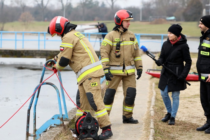 Liczy się każda sekunda. Strażacy ćwiczyli działania na lodzie. Zdjęcia