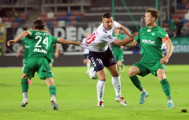 Lukas Podolski w ataku na bramkę Warty Poznań